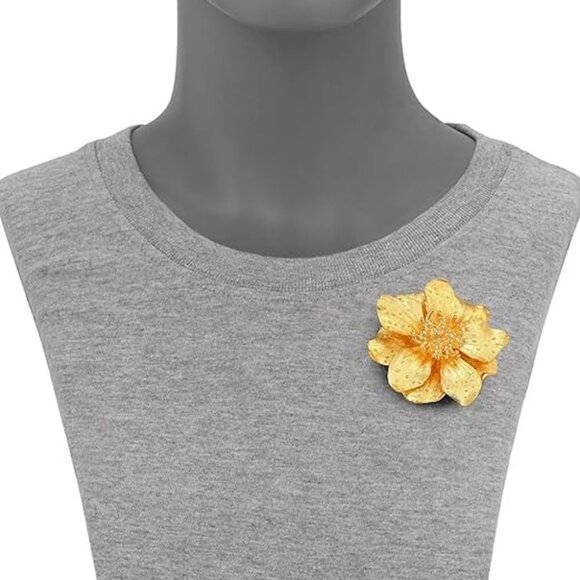Kenneth Jay Lane, Gold Dogwood Flower Pin/Brooch - Picture 1 of 3